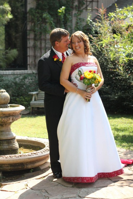 Beautiful couple at Thunderbird Chapel #thunderbirdchapel #normanoklahoma #wedding